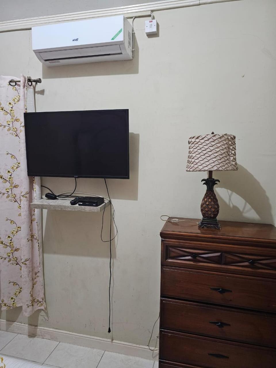 #1 Jacaranda Vacation Home Spanish Town Экстерьер фото